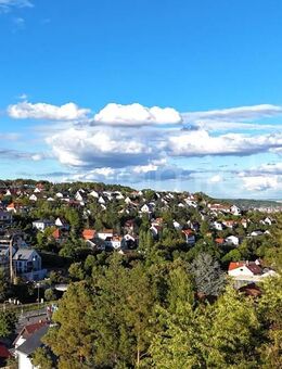 Skyline-Feeling plus Fernblick! Maximale Privatsphäre auf voller Etage! 4-Zimmer-Wohnung: 3 Terrassen, 2 Bädern & privatem Aufzug "direkt" in die - Höchberg