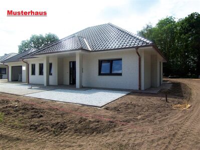 Moderner Neubau-Winkelwalmdachbungalow mit unverbaubarem Blick in Südlage