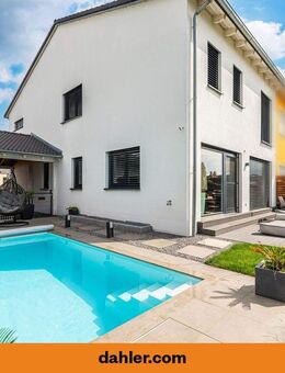 Design trifft Komfort: modernes Einfamilienhaus mit Pool und Wohlfühlgarten - Tegernheim