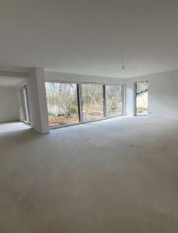 *Villa mit Einliegerwohnung und Schwimmbad* - Neunkirchen (Saarland)