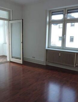 ***Zentrale Lage: Schicke Altbauwohnung mit Terrasse.*** - Bad Homburg (Höhe)