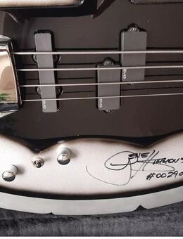 AXE Bass mit Unterschrift von Gene Simmons - Langenargen