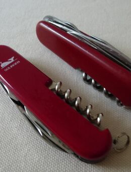 Schweizer Taschenmesser Klassische, handliche Messer. Victorinox, Solingen. Komfortable "Normal"-Grösse für viele Zwecke zu gebrauchen. Praktische Universalmesser - Bad Oeynhausen