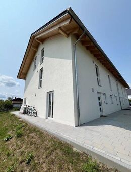 Neuwertige 2-Zi.-Wohnung (KfW-40) zzgl.1 Stellplatz - zur Eigennutzung oder als Kapitalanlage! - Deggendorf