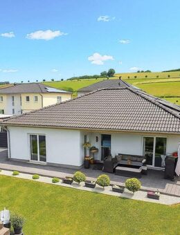 Energieeffizient und alles auf einer Ebene: Neubau-Bungalow mit unverbaubarem Fernblick - Zerf