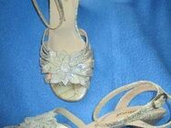 NEU ungetragen * Hochzeit * Ball * Ausgeh * Echt Leder * Glitzer * Blumen * Blüte * Flower- Power * Fessel Riemchen * High Heels * Stilettos * Sandaletten * Sandalen "Gabor" Gr. 37/ 4½ * gold * silber * Metallic * - Riedlingen