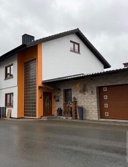 Einfamilienhaus mit drei abgeschlossenen Wohnungen in Küps-Schmölz - Küps