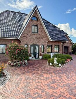 Typisch friesisch, top-gepflegt, viel Platz: modernes Einfamilienhaus in der Nähe von Heide. - Epenwöhrden