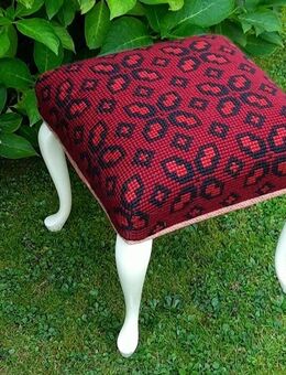 Schöner Vintage Polster Hocker – ein echtes Schmuckstück für das Wohnzimmer - alt und original - Niederfischbach