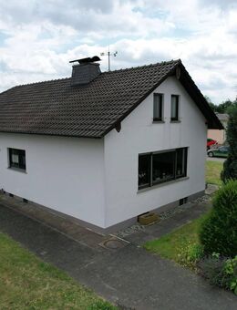Massiver Bungalow mit zusätzlichem Baugrundstück in Borgentreich - Borgentreich (Orgelstadt)