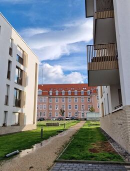 Großzügige 2-Zi.-Wohnung mit Einbauküche, Loggia, Tiefgarage, Außenstellplatz - Villingen-Schwenningen
