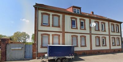 Sanierungsbedürftige Wohnung im Mehrfamilienhaus in Bernburg, Dr. Hermann-Zscheye-Straße (EG links/rechts)