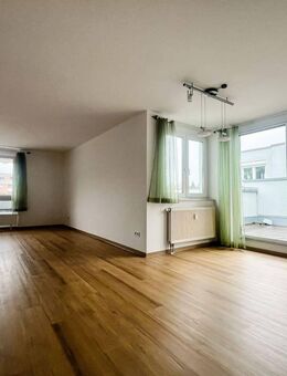 Frisch renovierte 4,5-Zimmer-Penthousewohnung mit Aufzug direkt in die Wohnung - Sindelfingen