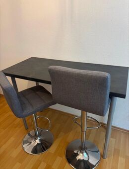 Tresen/ Tisch höhenverstellbar + 2 Barhocker - Essen