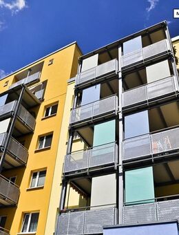 Mehrfamilienhaus mit 3 Wohnungen und 5 Garagen - - Frankfurt (Main)