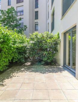 Großzügige Erdgeschosswohnung mit Sonnenterrasse, moderner Einbauküche und Wohlfühlbad - Frankfurt (Main)