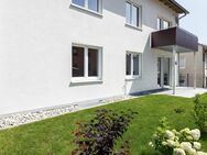 Bezaubernde 3-Zimmer-Wohnung mit Balkon, Terrasse, Gartenanteil sowie je einem Stellplatz in der Garage und Carport - Weiden (Oberpfalz)