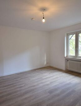 Mit Balkon! Renovierte 2-Zimmer-Wohnung in Eller - Düsseldorf