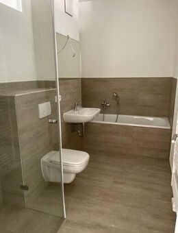 +++ NEUWERTIG +++ Attraktive Wohnung mit Echtholzparkett, Fußbodenheizung, modernem Bad sowie Balkon und Lift - Chemnitz