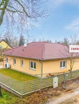 IMMOBERLIN.DE - Energieeffizienter & eleganter Bungalow mit Sonnengarten in ländlicher Lage - Fehrbellin