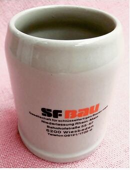 Bierkrug aus Steingut - Mit Aufschrift : SF Bau / Wiesbaden - ca. 0,5 Lt. Volumen - Groß Gerau