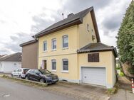 Zweifamilienhaus / freistehend mit Vollkeller / 2 Loggien / Garten / 2 Garagen + Stellplätze - Lohmar