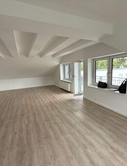 Großhabersdorf ~ großzügige 3-Zimmer Dachgeschosswohnung mit Balkon ~ Kfz Stellplatz - Sofortbezug - Großhabersdorf