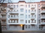 Helle 2-Zimmer-Altbauwohnung mit Balkon! - Berlin