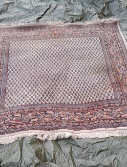 Handgeknüpfter Teppich 170cm x 170cm mehrere kleine Löcher - Nürnberg