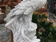 Detaillierte Skulptur eines Adlers auf einem Felsen sitzend, aus Stein - Heek