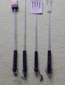 Grillbesteck, 4-teilig, unbenutzt, mit Holzgriffen und Lederriemen zum Aufhängen - Ehra-Lessien