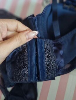 Hunkemöller Set 70D String L dunkelblau Satin mit Etikett Pilar Set - Berlin Marzahn-Hellersdorf