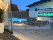 Luxuriöse Wohnanlage | 2 Bungalows, Garten, große Poolanlage, Doppelcarport, Doppelgarage - Gerhardshofen