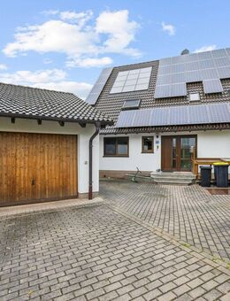 Großzügiges Zweifamilienhaus mit zusätzlicher Einliegerwohnung in Puschendorf - Puschendorf