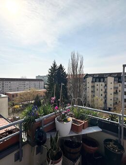 Top Sanierte 2,5-Zimmer DG-Wohnung mit Balkon, Aufzug und Stellplatz im beliebten Striesen - Dresden