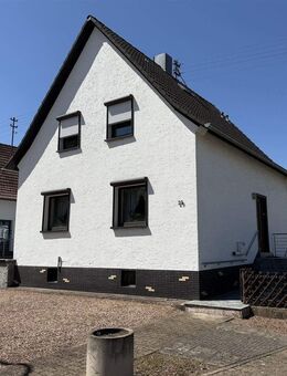 Einseitig angebautes Familienhaus mit Carport in Rehlingen Siersburg zu verkaufen - Rehlingen-Siersburg