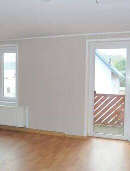 Ab sofort zu haben: Schöne 2,5-Zimmer-Wohnung mit Balkon, Laminat & Bad mit Wanne und Dusche - Riesa