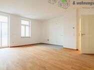 ERSTBEZUG: Kernsanierte 2-Raum-Wohnung mit offener Küche, Fußbodenheizung, Balkon & Aufzug - Chemnitz
