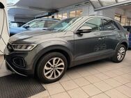 VW T-Roc, 1.5 TSI Life Life, Jahr 2024 - Frankfurt (Main)