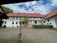 Resthof mit ca. 2.100 m² Grundstück und 4 WE, 2 Scheunen und Nebengebäude, 5 Garagen etc. - Rhumspringe