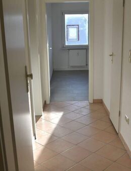 Frisch gestrichene 2-Zimmer-Dachgeschosswohnung in zentraler Lage in Nürnberg-Fischbach - Nürnberg