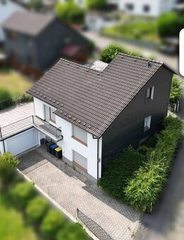 SCHADE IMMOBILIEN - Attraktives Einfamilienhaus mit zwei Garagen und Wohlfühlcharakter! - Plettenberg