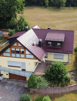 Moderne Dachgeschosswohnung mit großem Garten - Weißenohe