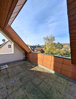 Sehr schöne, gemütliche 2-Zi.-DG-Whg * EBK + TL-Bad + Dachloggia + TG-Stpl. in guter Lage! - Schorndorf (Baden-Württemberg)