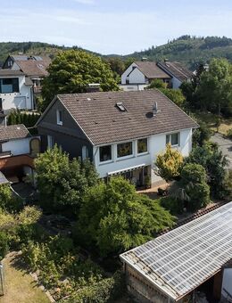 Traumhafte Aussicht inklusive: Attraktives Einfamilienhaus mit Einliegerwohnung & idyllischem Garten - Bad Laasphe