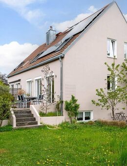 AIGNER - Familienfreundliche Doppelhaushälfte (WEG) mit großem Garten in ruhiger Umgebung - Erdweg