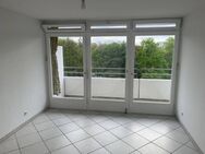 Johanneskirchen: Helle, hochwertige 3-Zi-Whg. im Grünen mit Balkon, Einbauküche und Tiefgaragenplatz - München