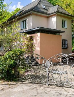 Detached family home with approximately 384?sqms of living/usable space in a sought-after location - Berlin
