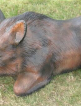 Dekofigur Wildschwein Eber liegend Gartendeko Tierfigur - Hergisdorf