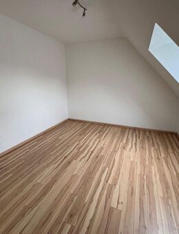 Moderne 5-Zimmer-Dachgeschosswohnung über zwei Etagen mit Balkon und optionalem Garten mit Pool - Hamburg